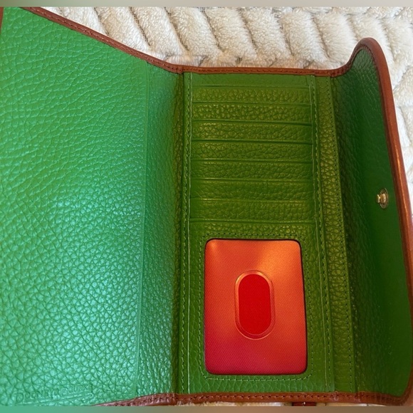 Dooney and Bourke continental clutch in Kelly green πππ - Picture 5 of 10